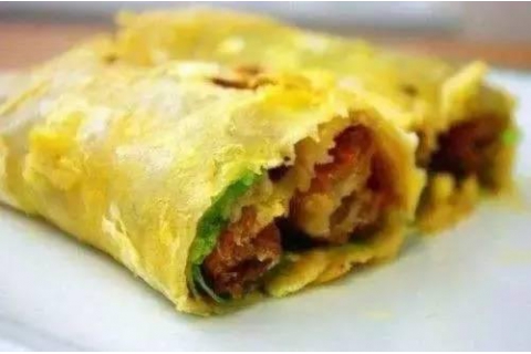 5平米小攤位，每天賣(mài)出煎餅300張，居然還因?yàn)椤巴鯇殢?qiáng)”成網(wǎng)紅了