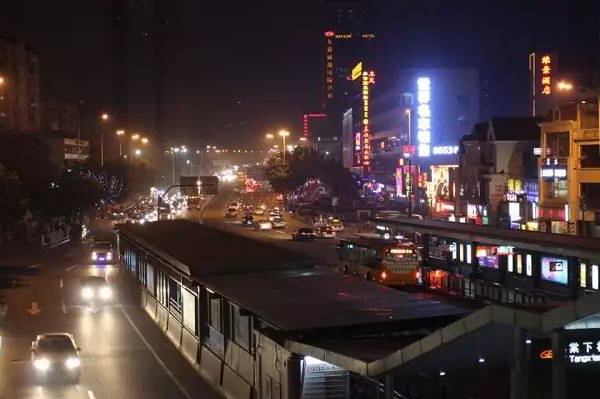 阿強家的酸菜魚你一定吃過，但你知不知道她為何只選路邊開店？