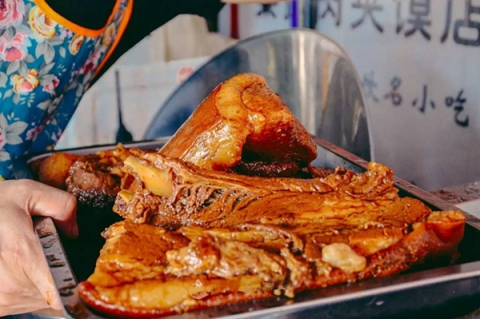 第一次吃西安肉夾饃，怎么假裝成為老桿模樣？