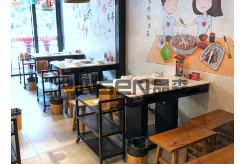 如何選擇火鍋?zhàn)缽S家來定制火鍋?zhàn)溃?><div><h3>如何選擇火鍋?zhàn)缽S家來定制火鍋?zhàn)溃?/h3><p>       也許你是一個新開張的火鍋店店主，也許你是一個家具設(shè)計(jì)師……那么，你是否還在為選擇什么樣的火鍋?zhàn)酪味鵁?？你是否還在為市面上火鍋店桌椅的大小尺寸和您的房子大小不...</p><p>2019-11-12</p></div></a></li><li><a href=