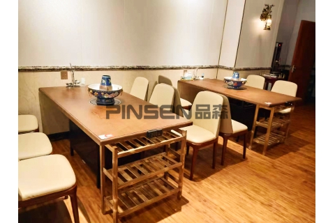 選擇無煙火鍋桌椅廠家定制餐桌椅有什么好處呢？