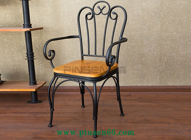復(fù)古工業(yè)風餐椅