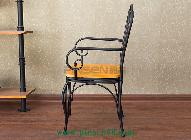 復(fù)古工業(yè)風餐椅